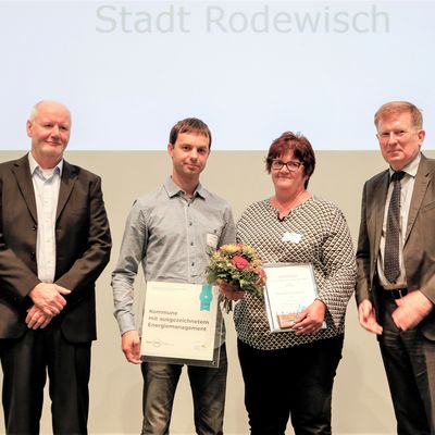 Bild vergrößern: Vertreter des Energieteams der Stadt Rodewisch während der Auszeichnung mit dem Gütesiegel 'Kom.EMS' 2019 in Dresden.