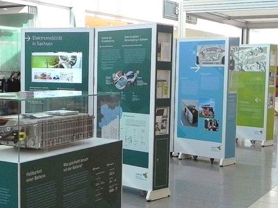 In der Zeit vom 1. bis 30. November 2019 kann man sich im Foyer des Landratsamtes in Plauen, Postplatz 5, über »Effiziente Mobilität« informieren.