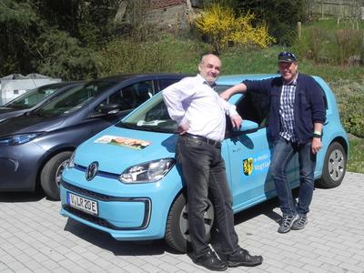 Bild vergrößern: Elektromobil: Umweltamtsleiter Dr. Tobias Pohl und Energiebeauftragter Uwe Hergert am landkreiseigenen VW up!