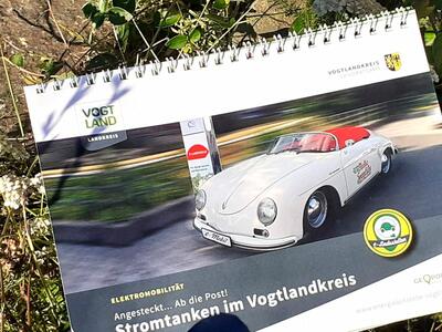 Bild vergrößern: Das Bild zeigt das Titelblatt der Broschüre zu den Stromtankstellen im Vogtlandkreis. Zu sehen ist ein Elektroauto.