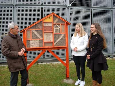 Bild vergr&ouml;&szlig;ern: Einweihung Wildbienenhotel mit Landrat