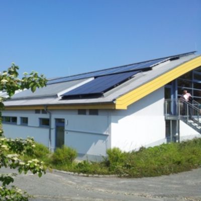 Bild vergr&ouml;&szlig;ern: zschadrass_sporthalle_m_pv_u_solarthermie
