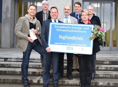 Bild vergrößern: Das Energieteam des Vogtlandkreises zur eea-Verleihung 2016.