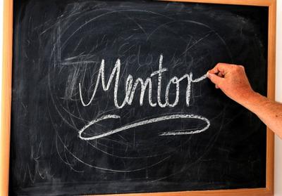 Bild vergrößern: Das Wort 'Mentor' mit Kreide an eine Schiefertafel geschrieben.