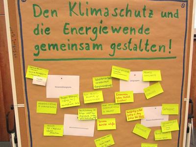 Bild vergrößern: Eine Konferenz-Pinwand voller gelber Notizzettel mit Anregungen für's Energiekonzept 2018.
