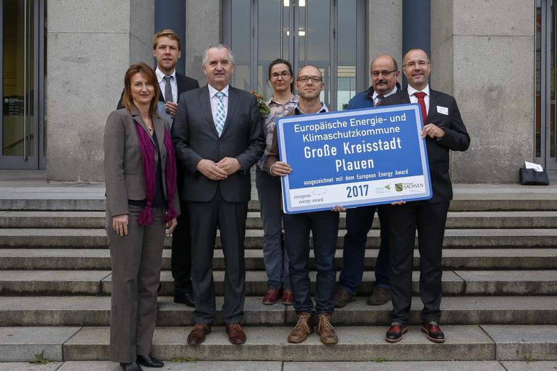 Bild vergrößern: IM Bild sind Vertreter der Stadt Plauen während der Auszeichnung zum 10. Jahrestag des "Kommunalen Energie-Dialog Sachsen" zu sehen.