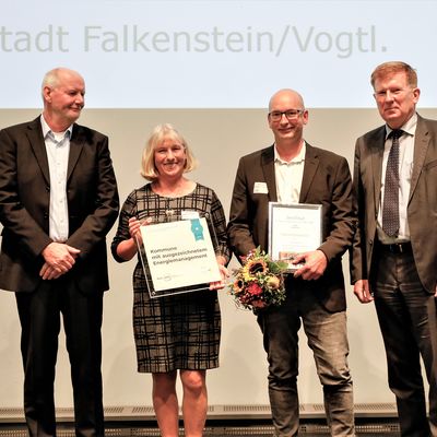Bild vergrößern: Vertreter des Energieteams der Stadt Falkenstein während der Auszeichnung mit dem Gütesiegel 'Kom.EMS' 2019 in Dresden.